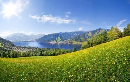 švýcarské jezero v alpách