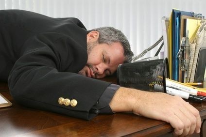 vyčerpaný muž na pracovním stole