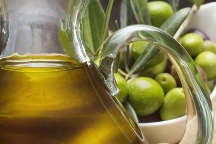 olivový olej a zelné olivy