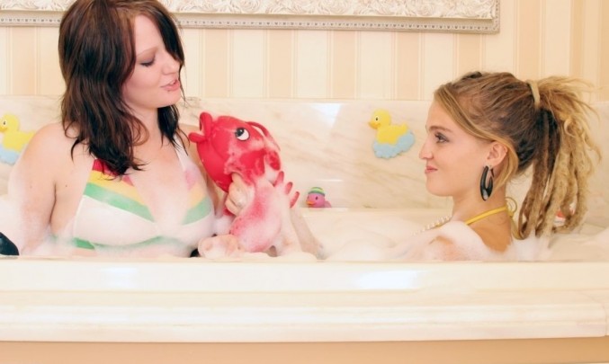 dvě ženy ve vaně, koupání, homosexualita, lesba, lesbička