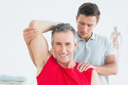 fyzioterapeut cvičí s mužem