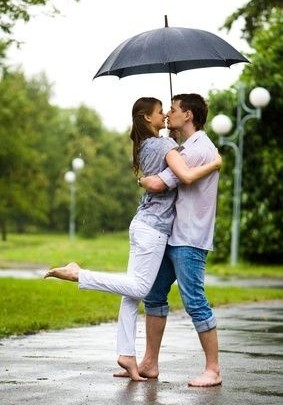 pár pod deštníkem, romantická jarní procházka v dešti