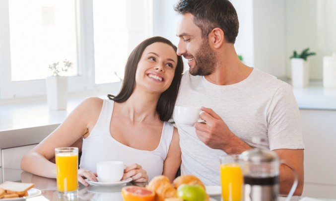 muž a žena snídá