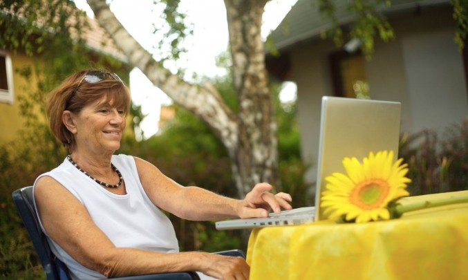 Žena,senior,důchodce,stáří,počítač- z HPV