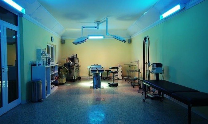 operace, chirurgie, chirurg, operační sál, germicidní světla