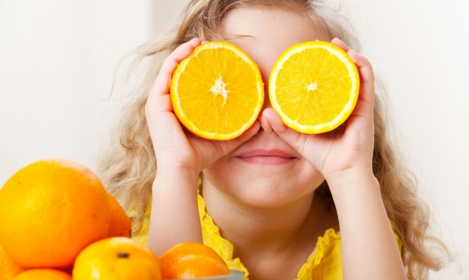 dítě s citrusovými plody místo očí