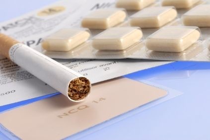 nikotinové žvýkačky a cigareta