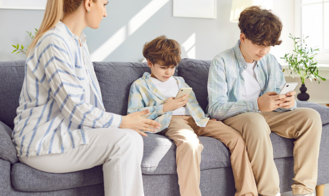 děti na mobilu