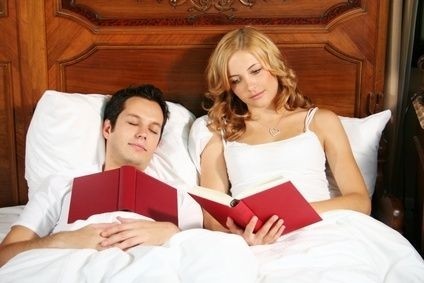 Spánek, spící muž, čtoucí žena