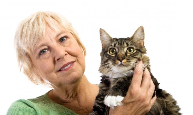 Žena,senior,důchodce,stáří,kočka- z HPV