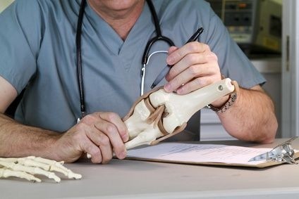 Lékař studující kost