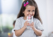 holčička pije vodu