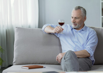 muž, víno, stáří