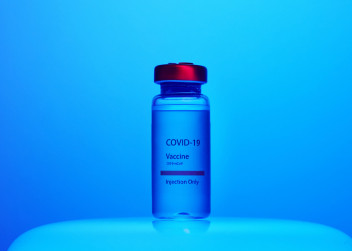 Ampule s očkovací látkou proti onemocnění covid-19