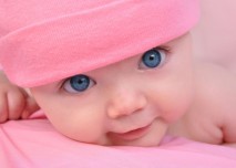 růžové miminko v čepičce