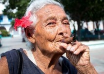 domorodá babička kouří doutník