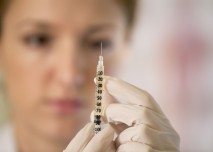 lékařka připravuje injekci s inzulinem