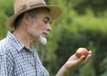 Muž s jablkem