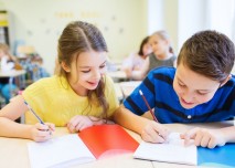 děti ve škole píšou úkol