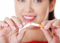 žena láme cigaretu