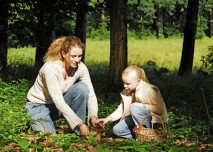 maminka s dcerou sbírají houby