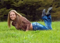 žena v trávě