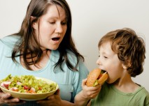 obézní žena krmí obézního syna