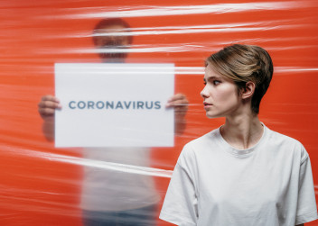 Nápis koronavirus a žena a muž