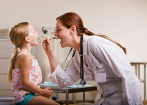 dítě na prohlídce u lékaře
