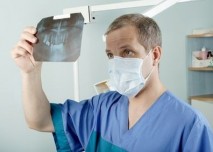 Zubař s rentgenem v ruce
