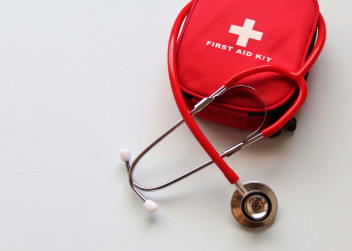 Balíček první pomoci a lékařský stetoskop