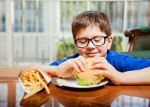 dítě jí hamburger