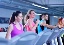 lidé cvičí ve fitness centru