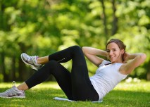 žena cvičí břišní svaly venku