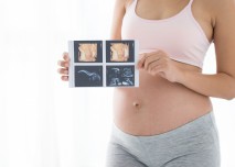 těhotná žena drží fotky z ultrazvuku