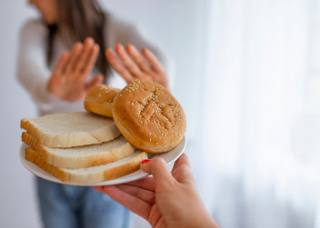 Vyřadit pečivo z jídelníčku není z výživového pohledu vhodné. Sice snížíme kalorický příjem, ale přicházíme o cenné živiny potřebné pro správné fungování našeho těla.