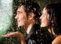 muž a žena v dešti