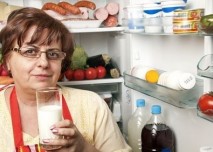 žena u ledničky