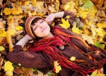 žena leží na podzimním listí