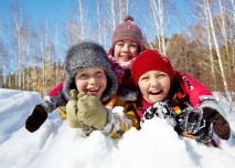 děti si hrají ve sněhu