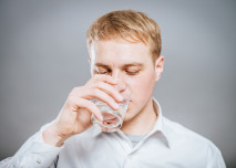 muž pije vodu