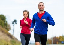 žena s mužem běhají
