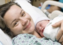 matka s dítětem v náručí po porodu