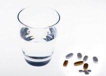Tablety se sklenicí vody, zdroj: http://freerangestock.com/ 