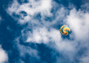 Hokovzdušný balón a modrá obloha