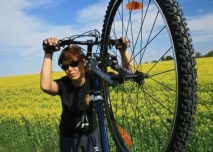 cyklistka,žena na kole v polích