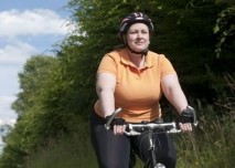obézní žena na kole