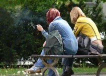 Kouření na lavičce