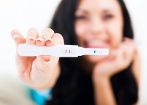 žena s těhotenským testem