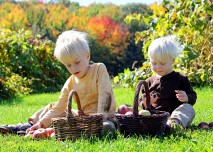 děti sedí v trávě